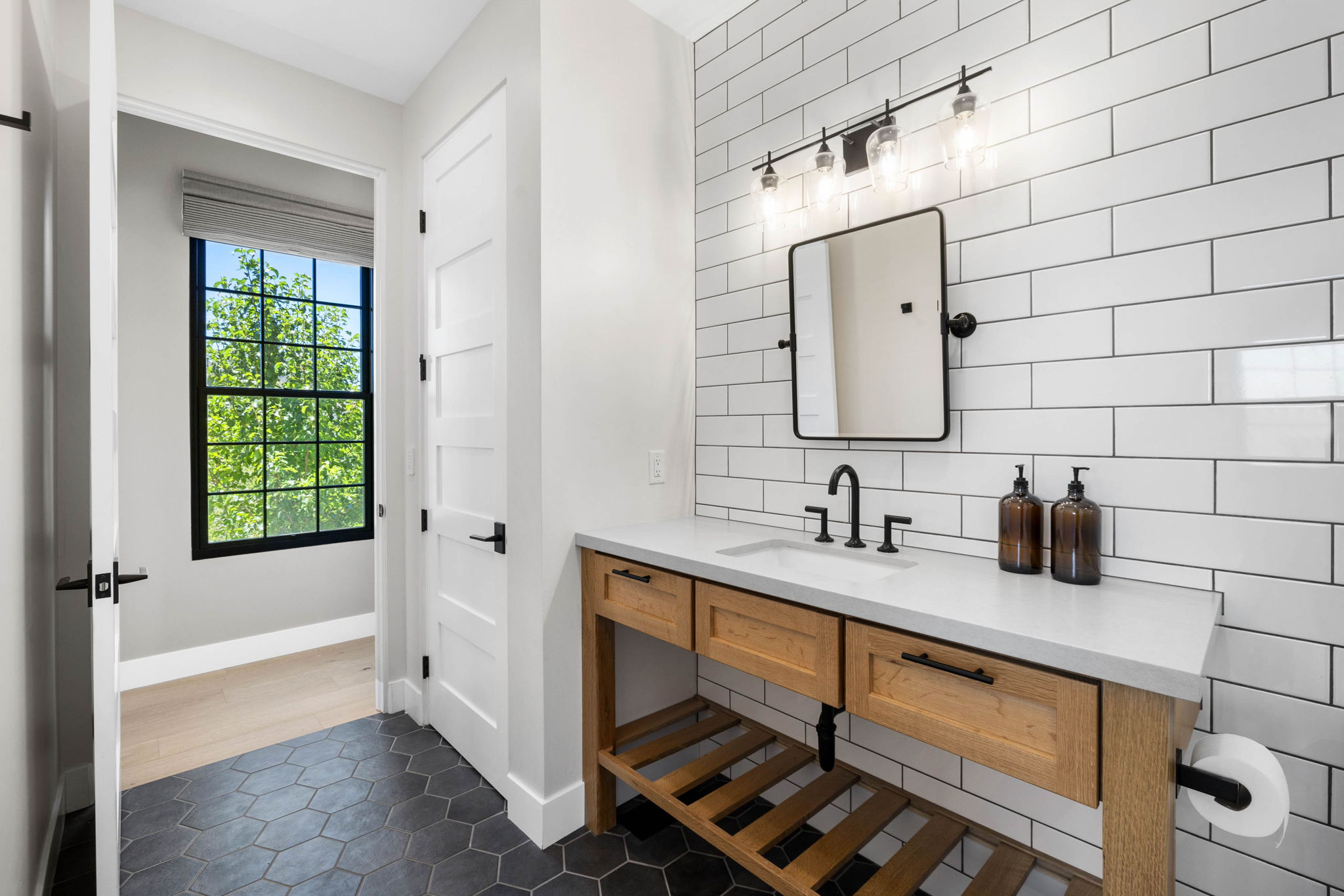 Bathroom 2 (2)