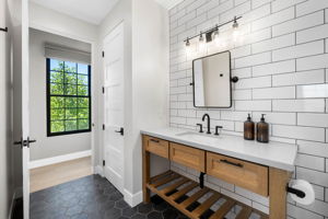 Bathroom 2 (2)