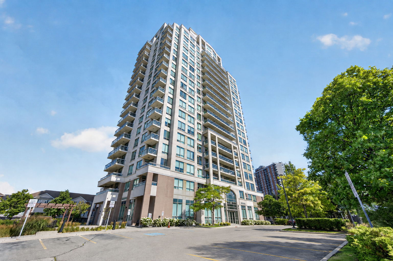 1359 Rathburn Rd E 804 Mississauga, ON L4W 5P7