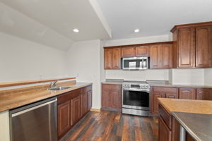 Dishwasher, Sink, Stove, Microwave and tons of kitchen storage