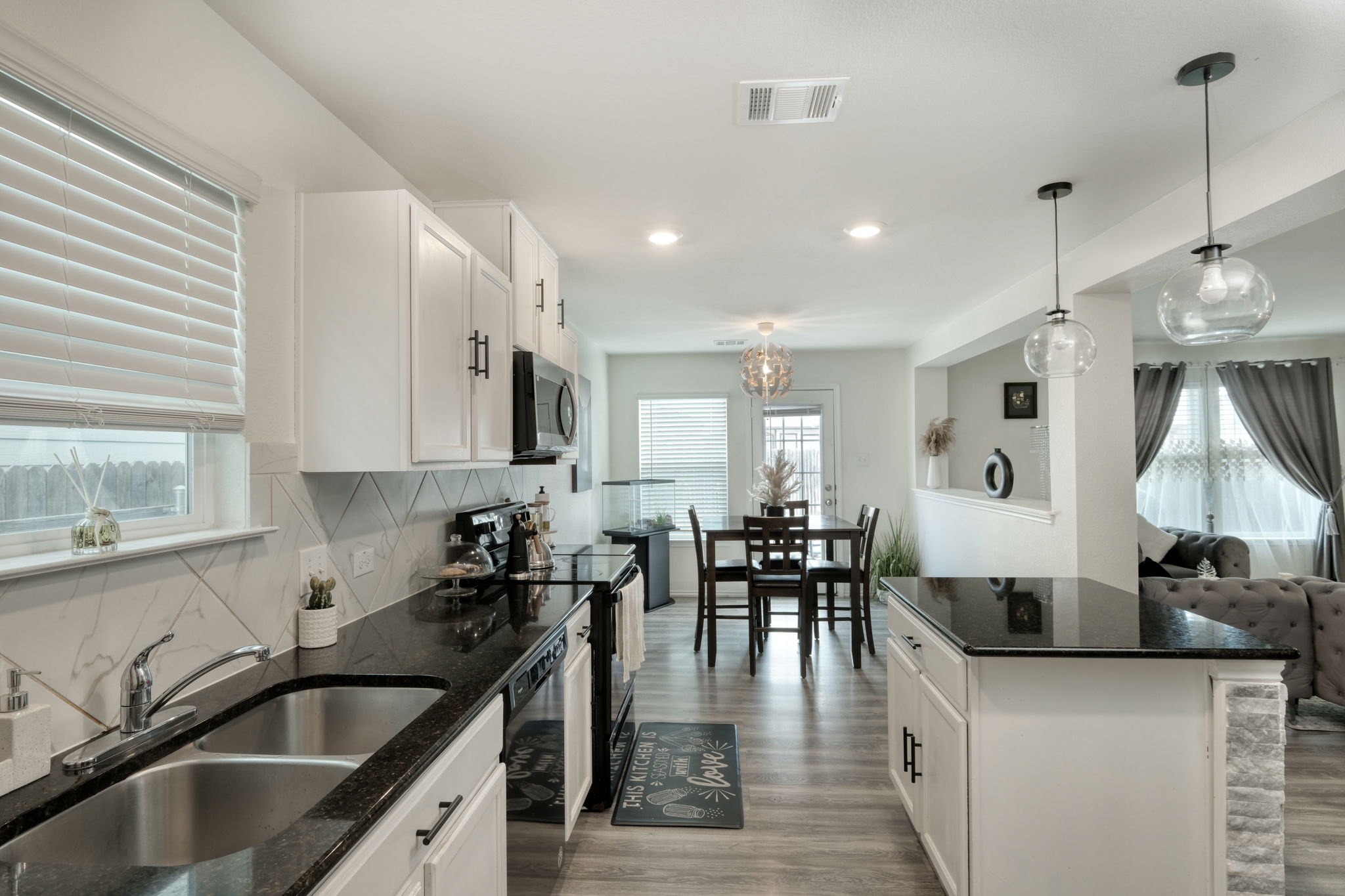 Kitchen/Eating Area