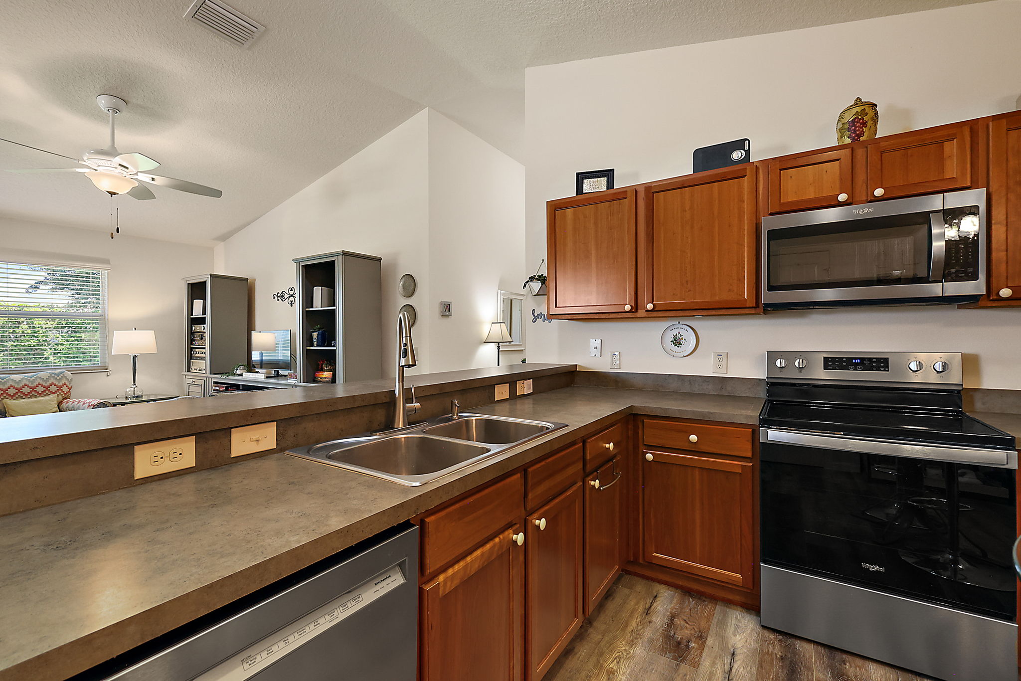 Kitchen/Breakfast Bar