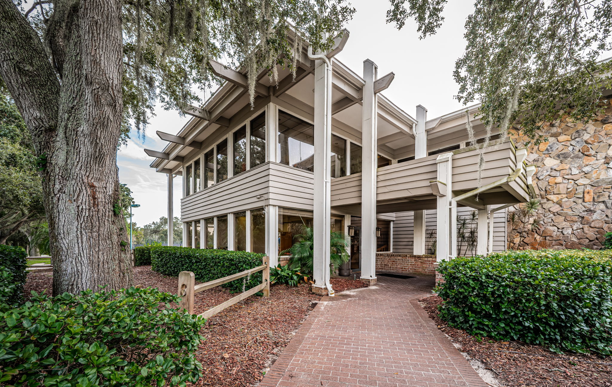 Tenns Front Exterior Building2