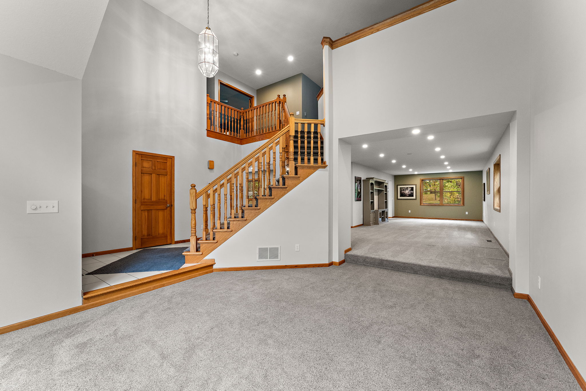 Main Level Living Room - Cathedral Ceiling to 2nd Level(49)