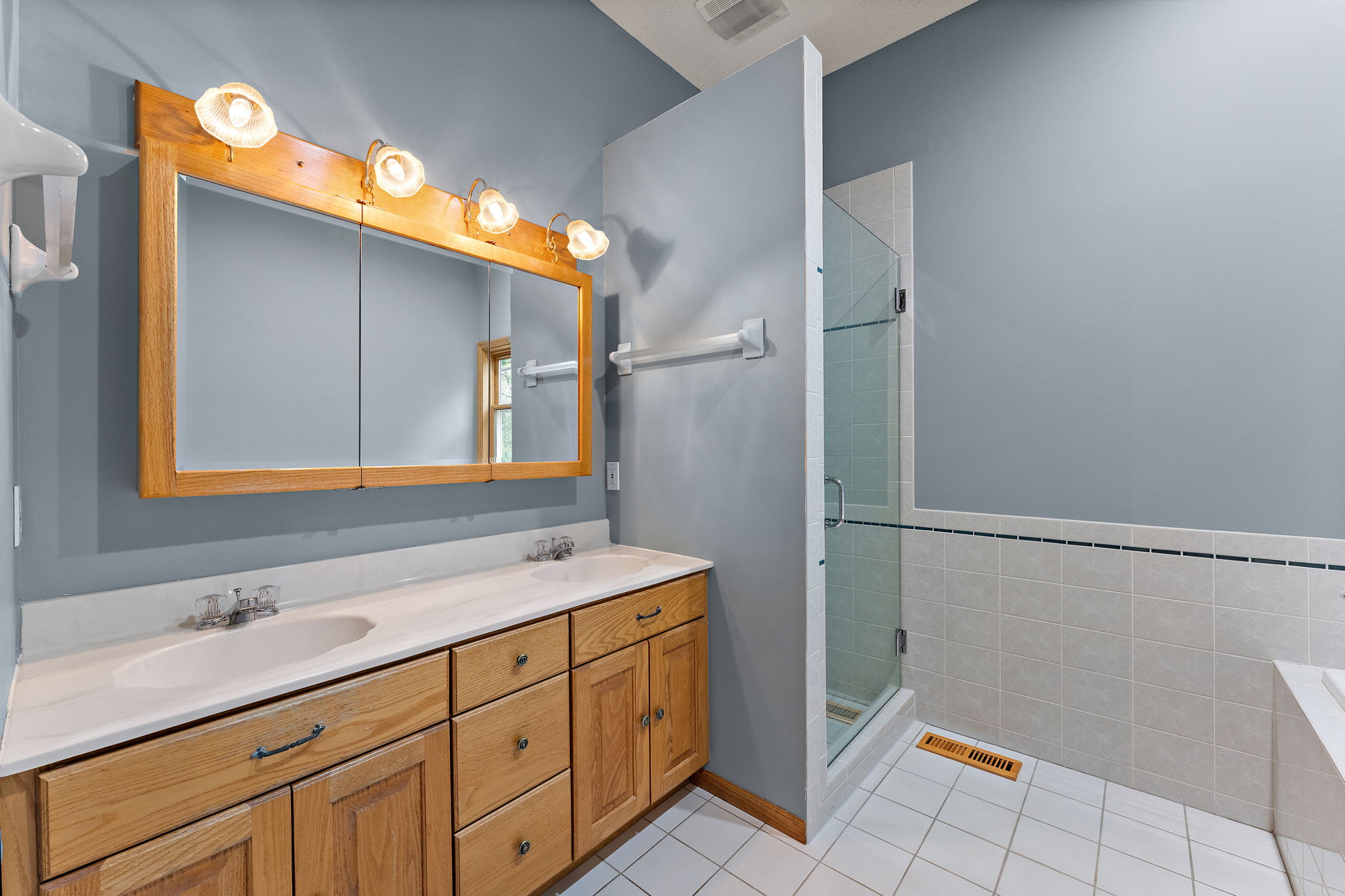 PB 2 Bathroom 2 Upper  (65)