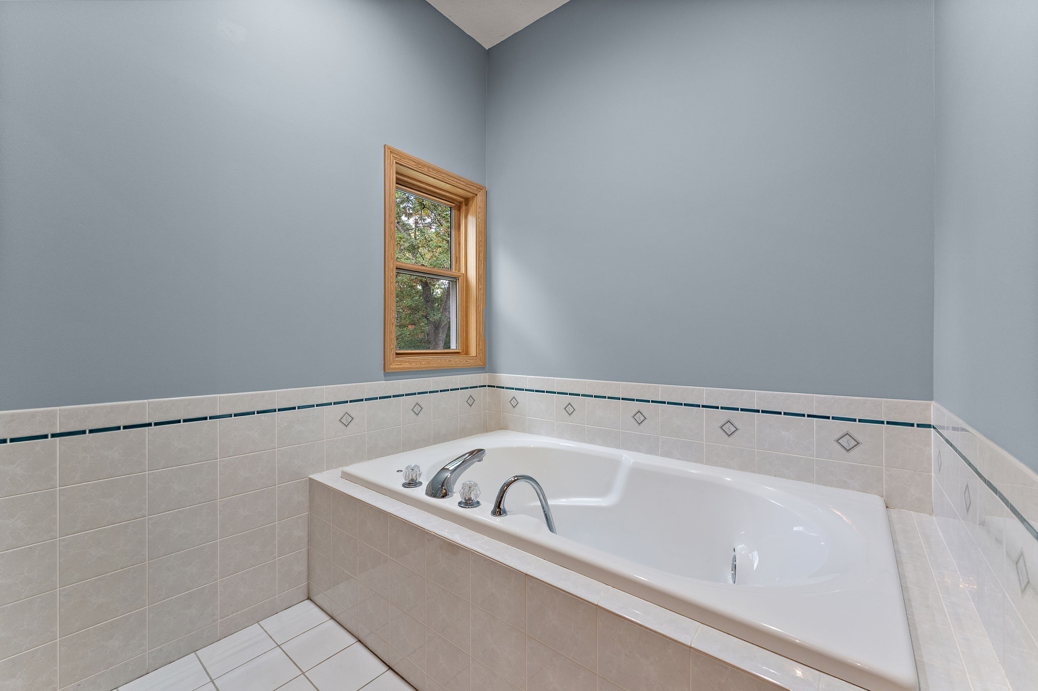 PB 2 Bathroom 2 Soak Jet Tub Upper (66)