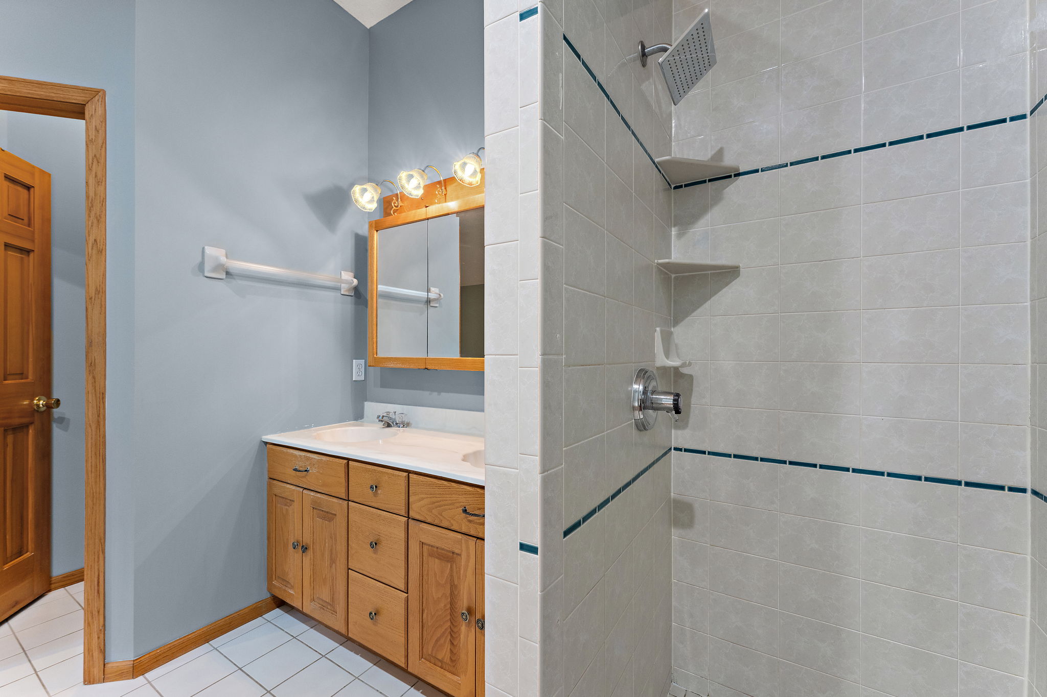 Bathroom 2 Walk-In Shower Upper (67)