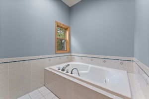 PB 2 Bathroom 2 Soak Jet Tub Upper (66)