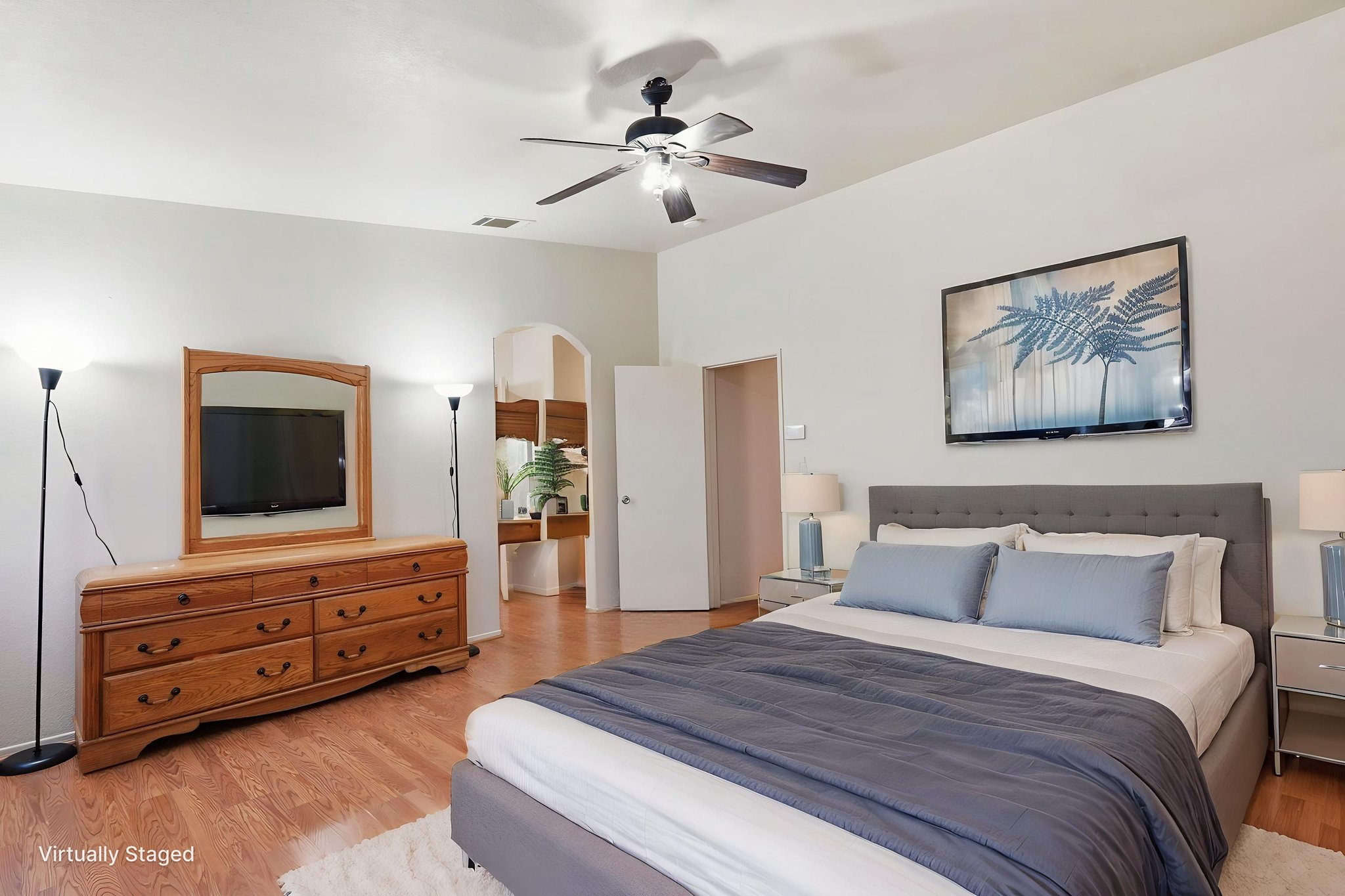 DSC01388_autoremove_21387552 virtually staged.jpeg