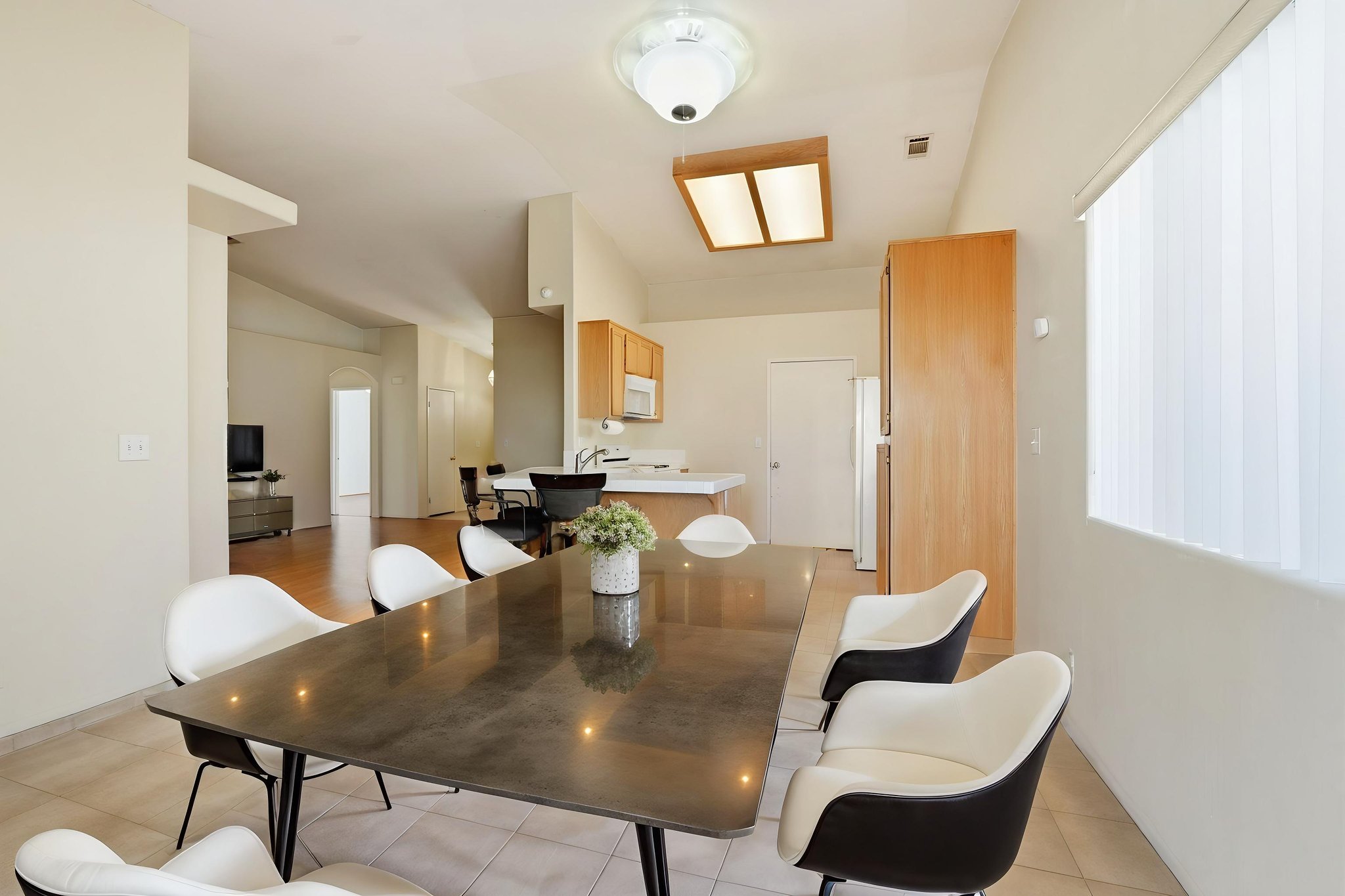 DSC01226 virtually staged.jpeg