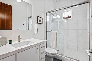 53 - Guest Studio - Bathroom