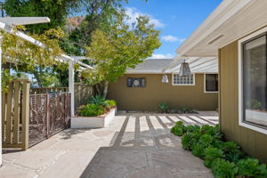 06 - Front Courtyard