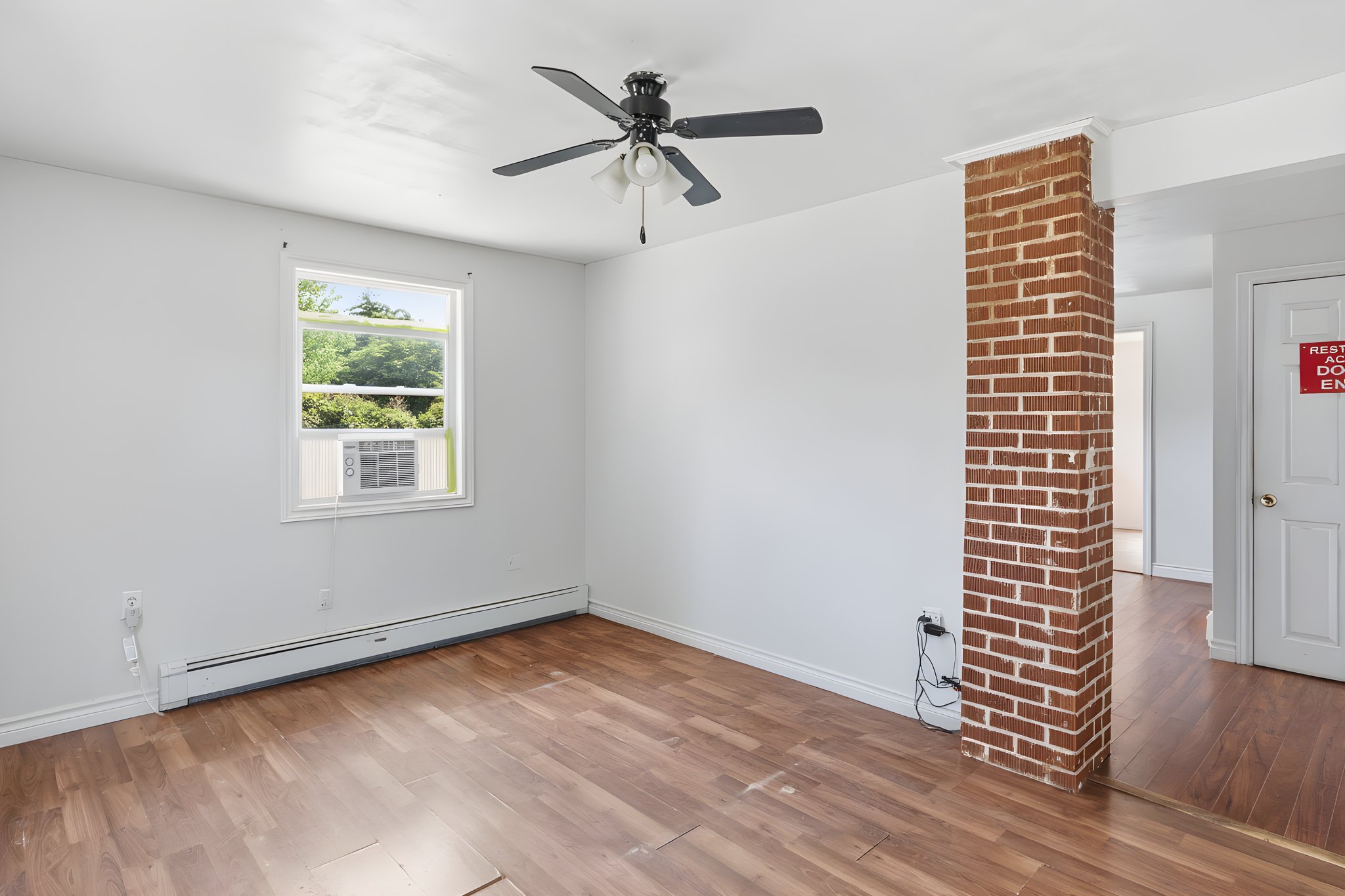 _M8A2119 furniture removed.jpeg