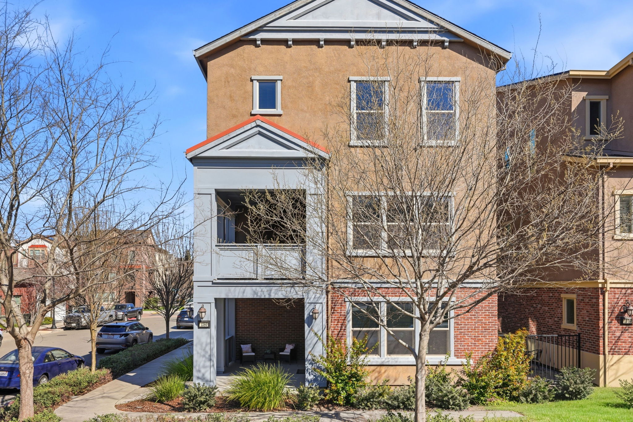 001_f8_1380 Brookline Loop