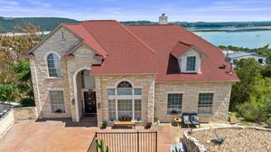 Private and luxurious home close to Lake Travis