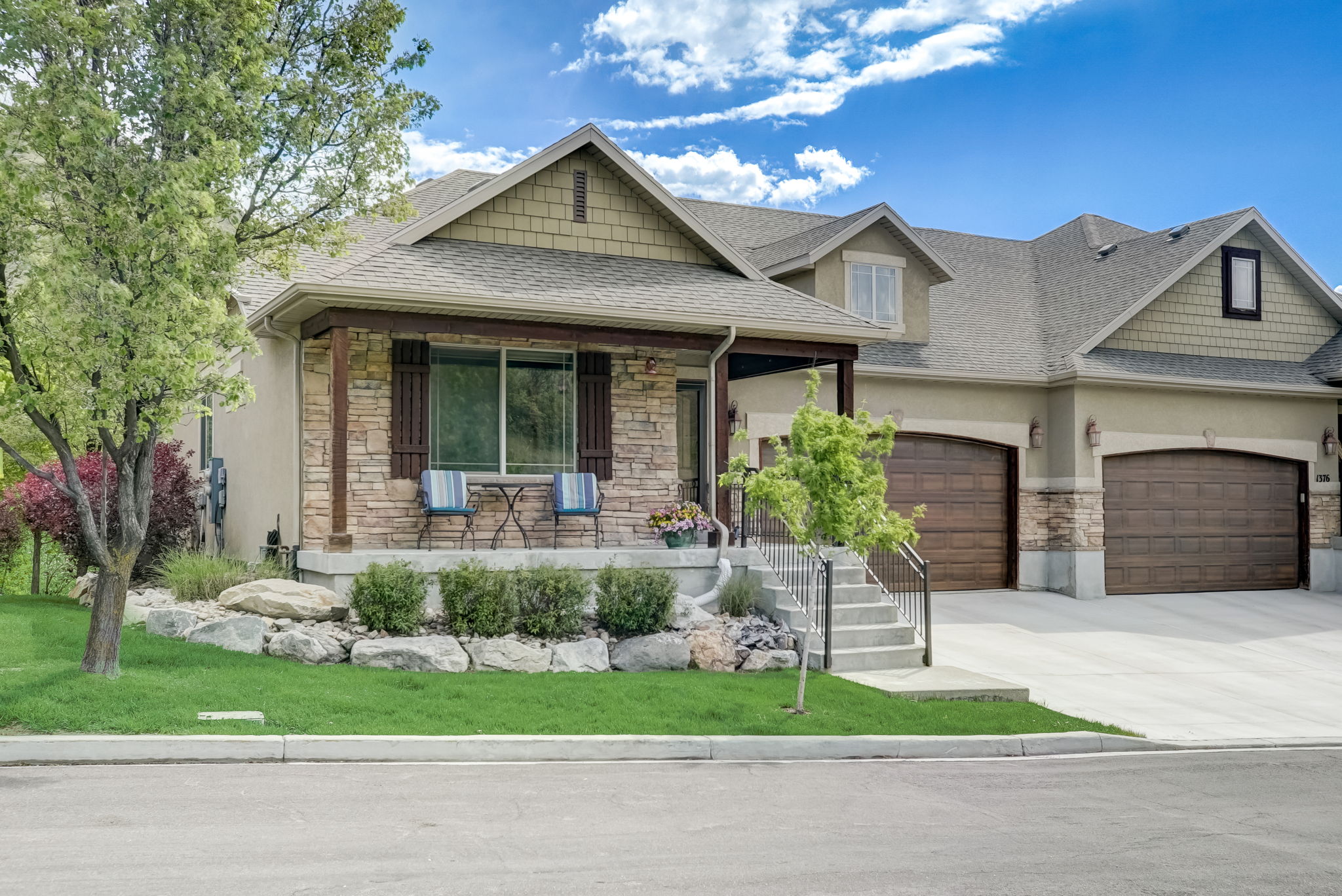 E Meadow Valley Dr-003