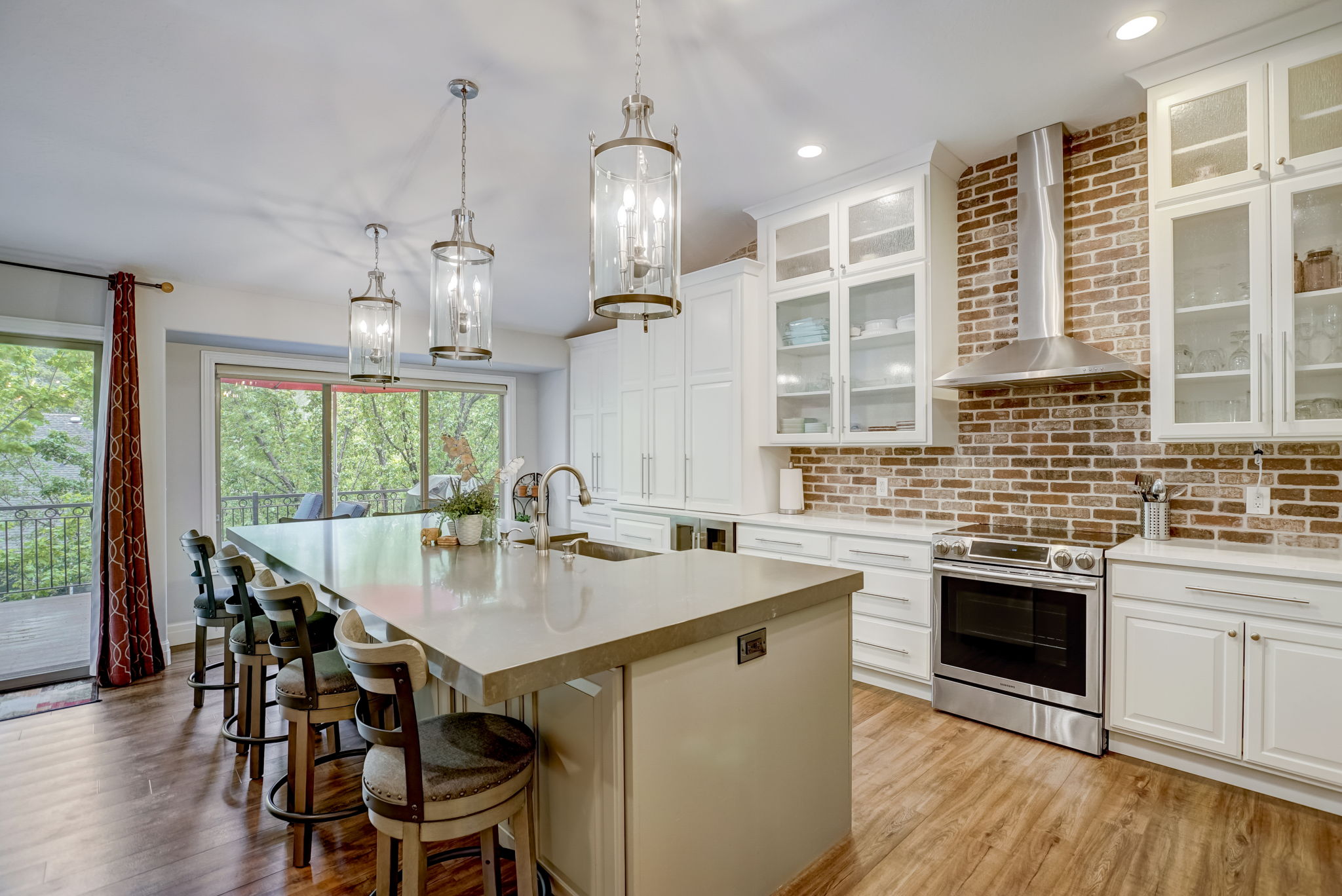 E Meadow Valley Dr-008