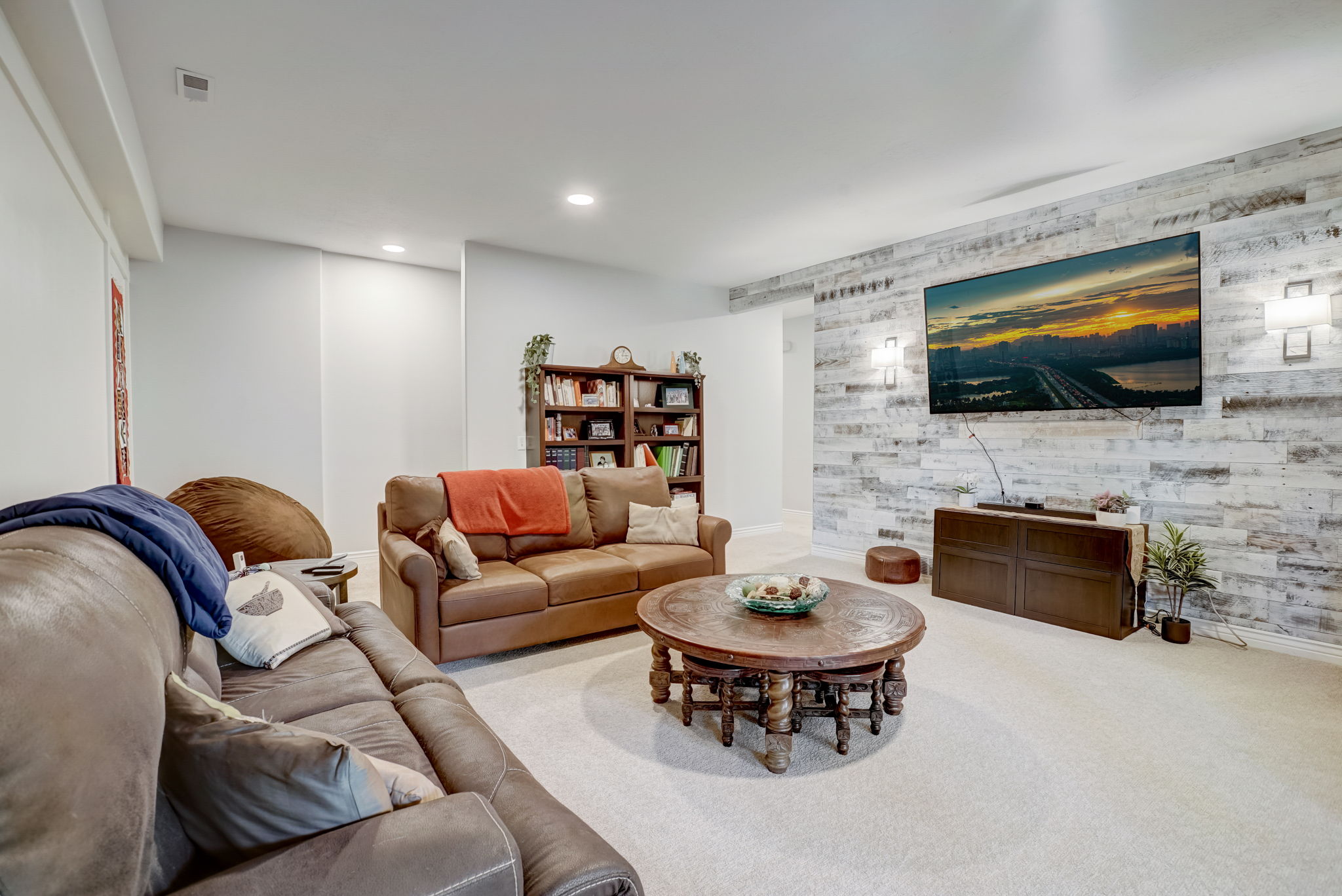 E Meadow Valley Dr-014