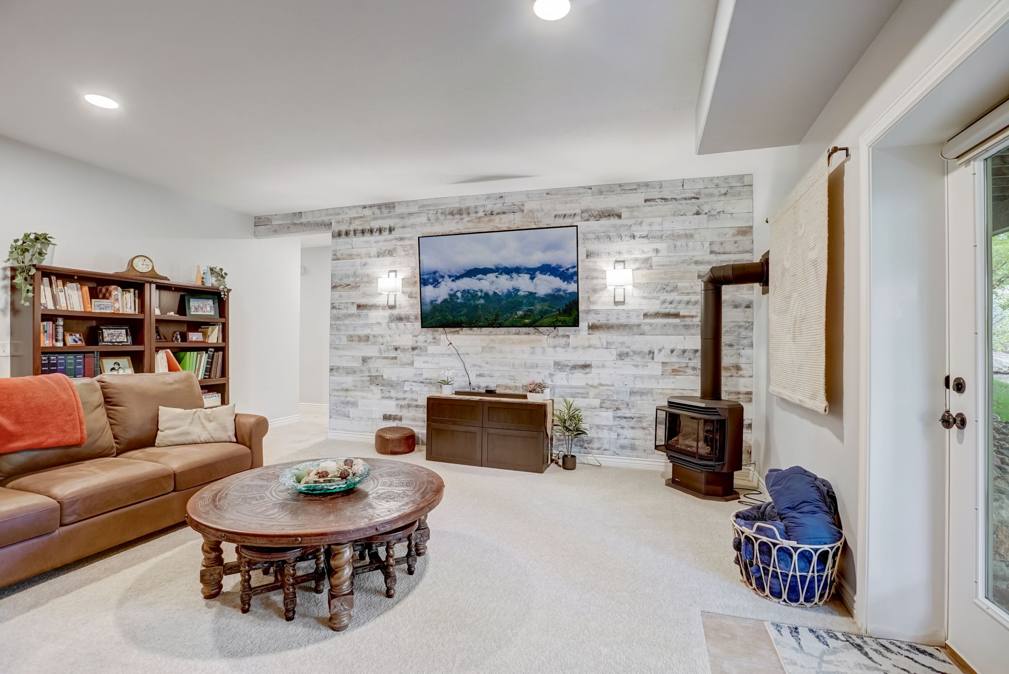 E Meadow Valley Dr-015