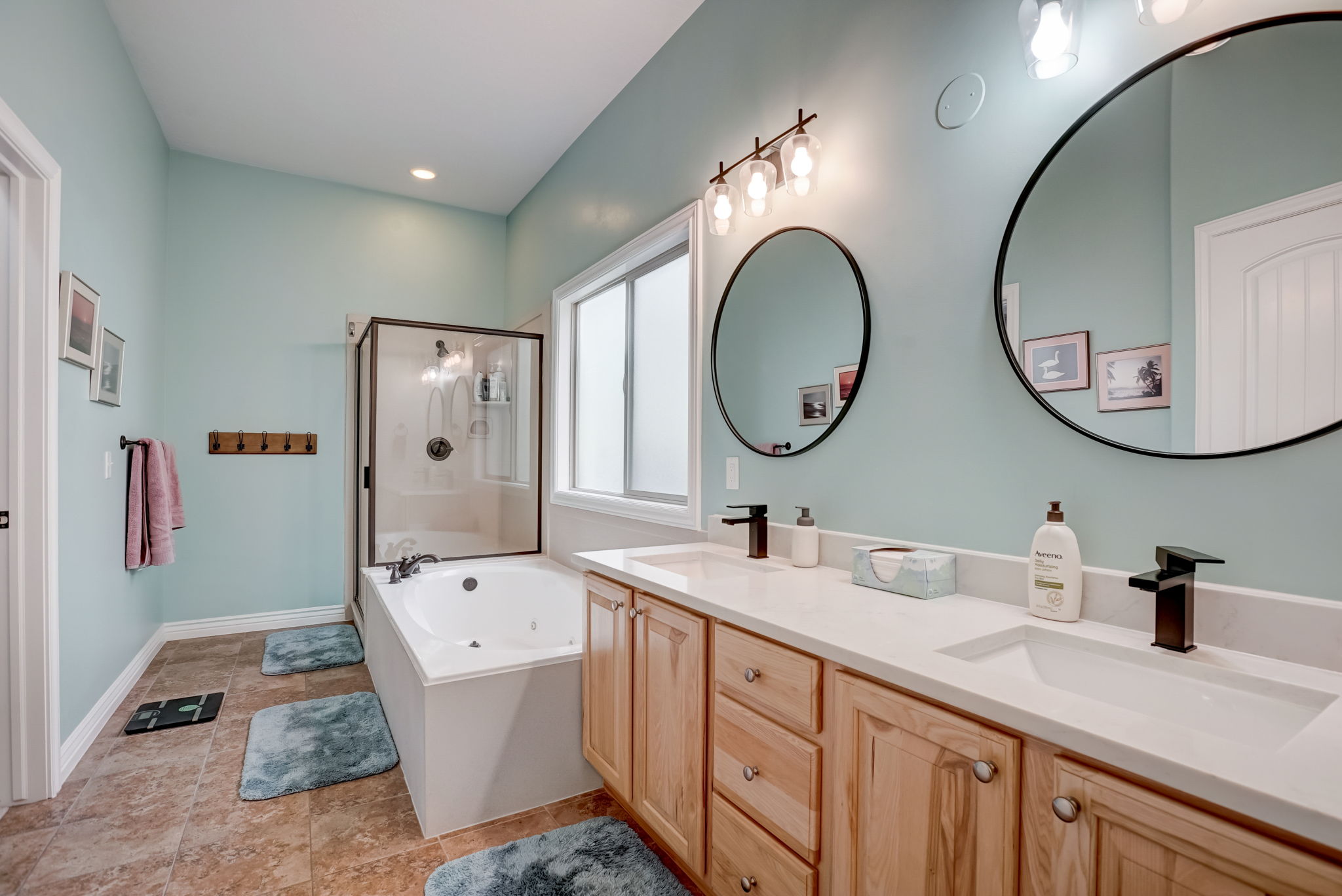 E Meadow Valley Dr-019