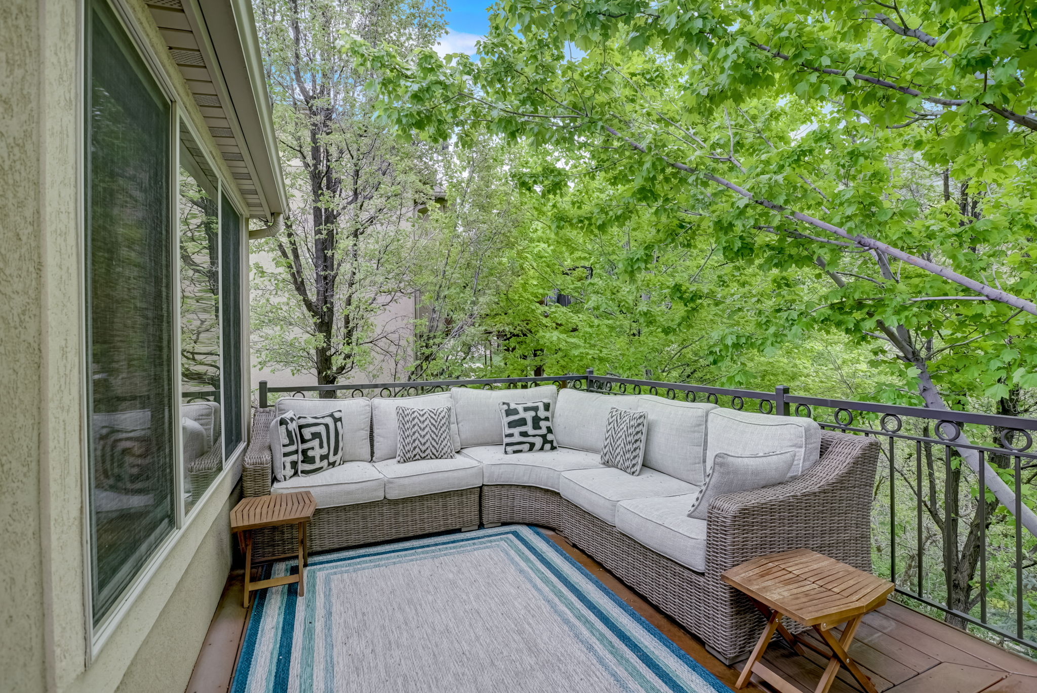 E Meadow Valley Dr-036