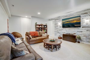 E Meadow Valley Dr-014