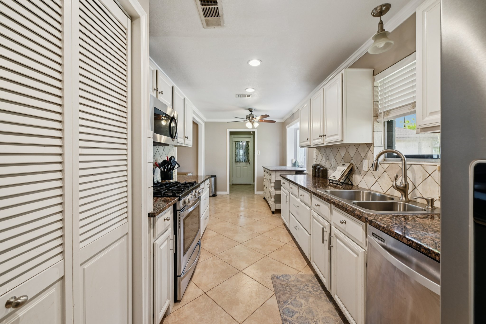 Country Side St-S2503-025.jpg