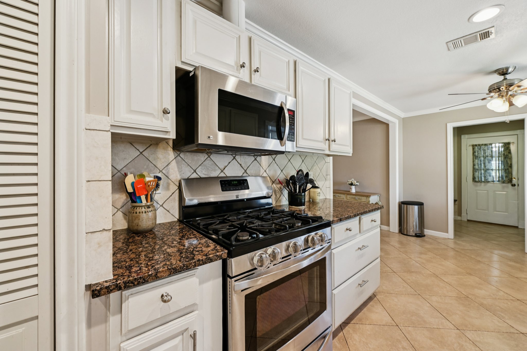 Country Side St-S2503-026.jpg