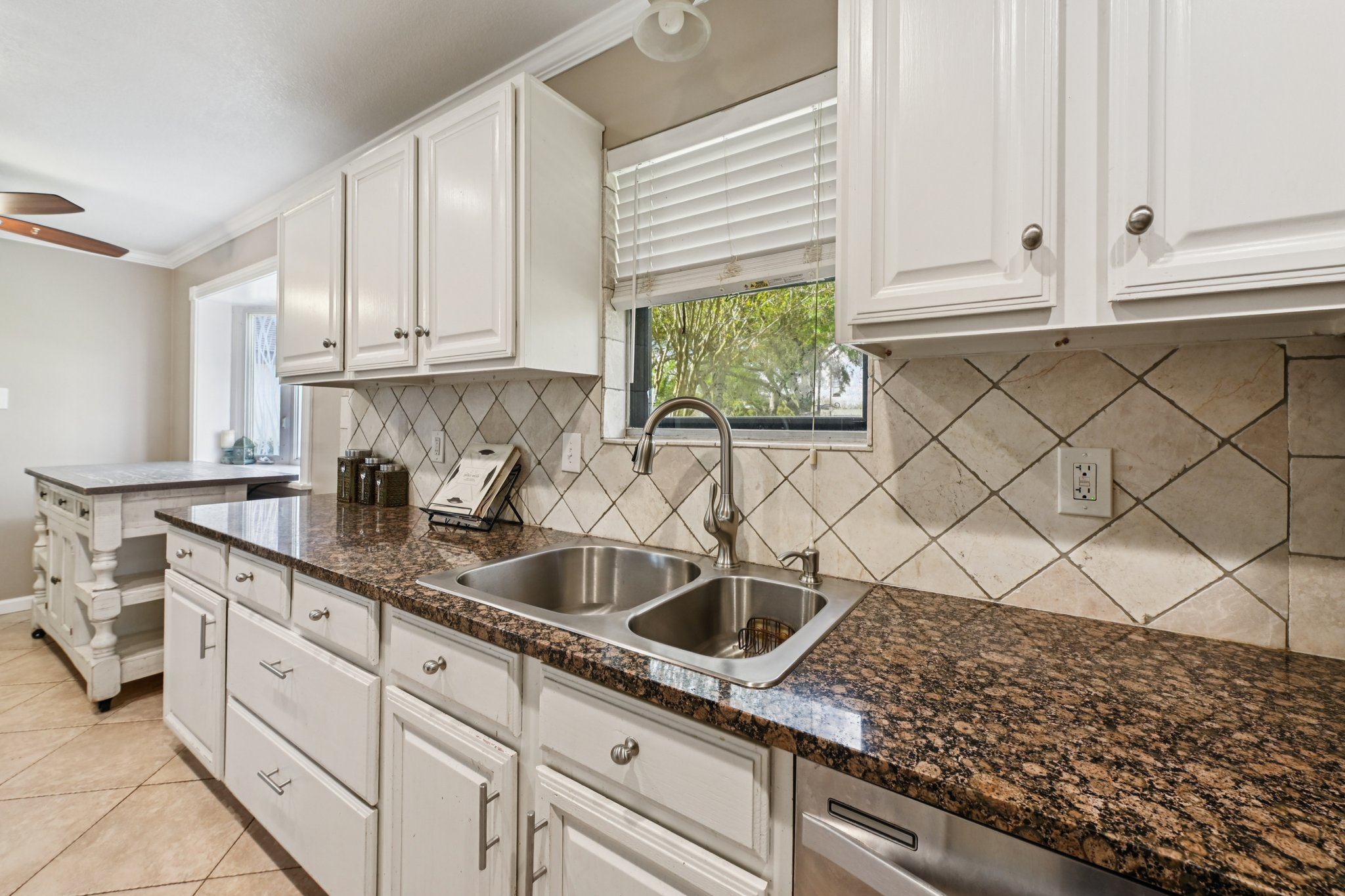 Country Side St-S2503-027.jpg