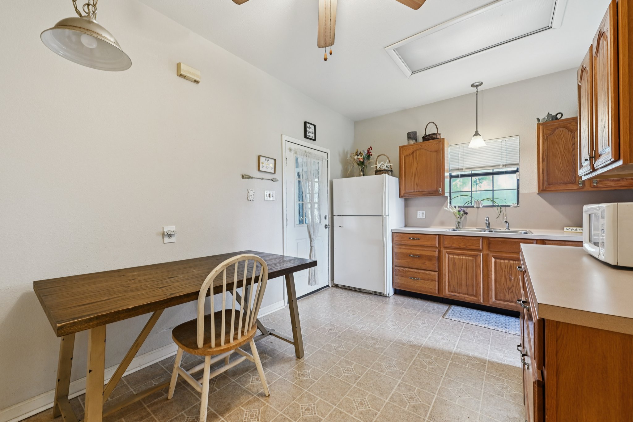 Country Side St-S2503-051.jpg