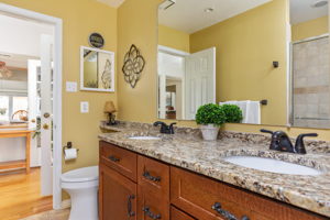 13922 Deviar Dr, Centreville, VA 20120, USA Photo 24