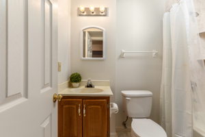 13922 Deviar Dr, Centreville, VA 20120, USA Photo 25