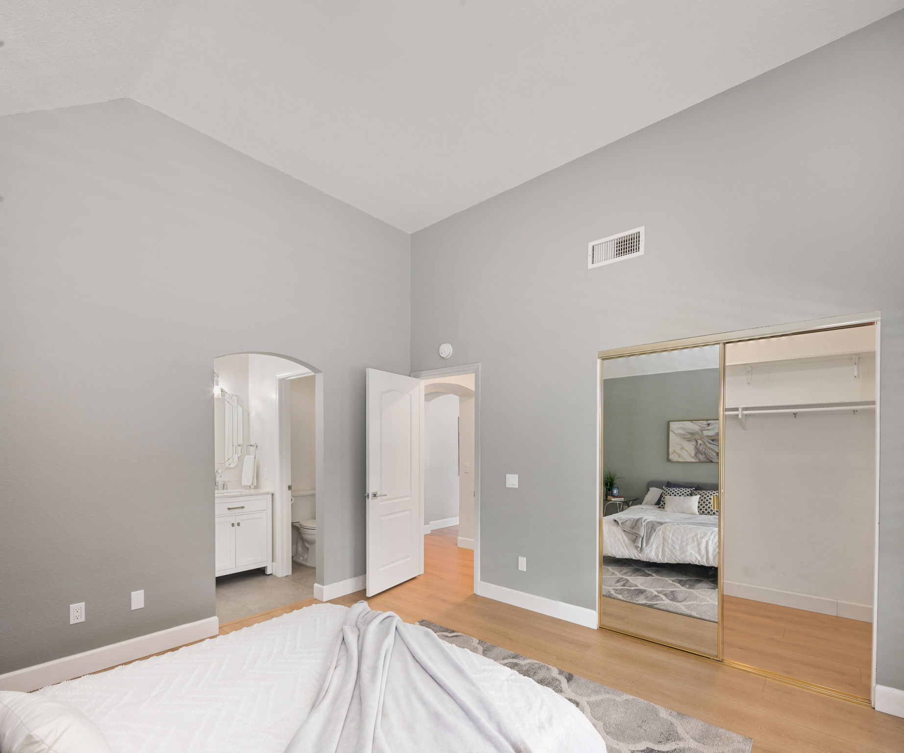 13957 Royal Melbourne Square-200