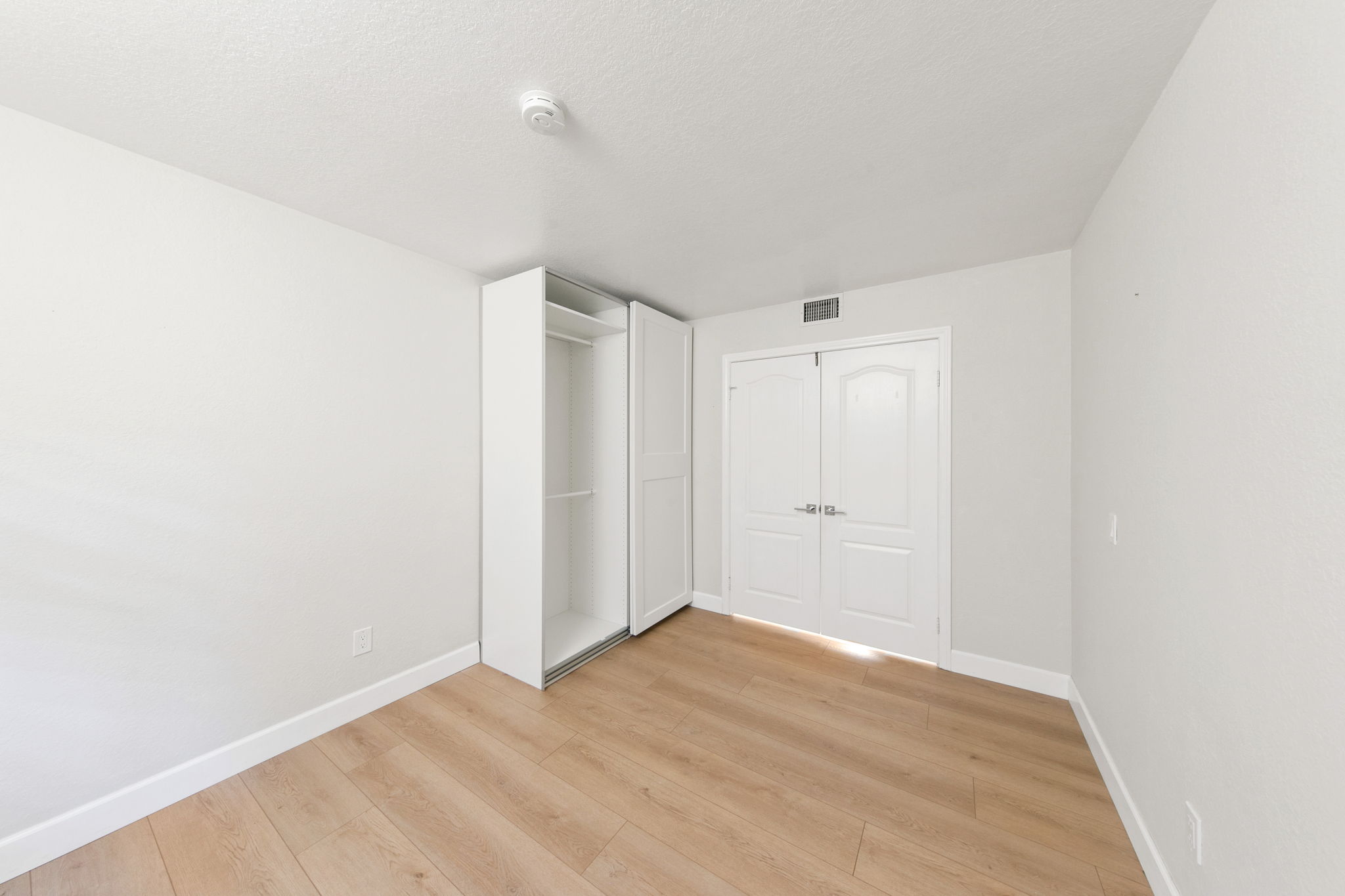 13957 Royal Melbourne Square-300