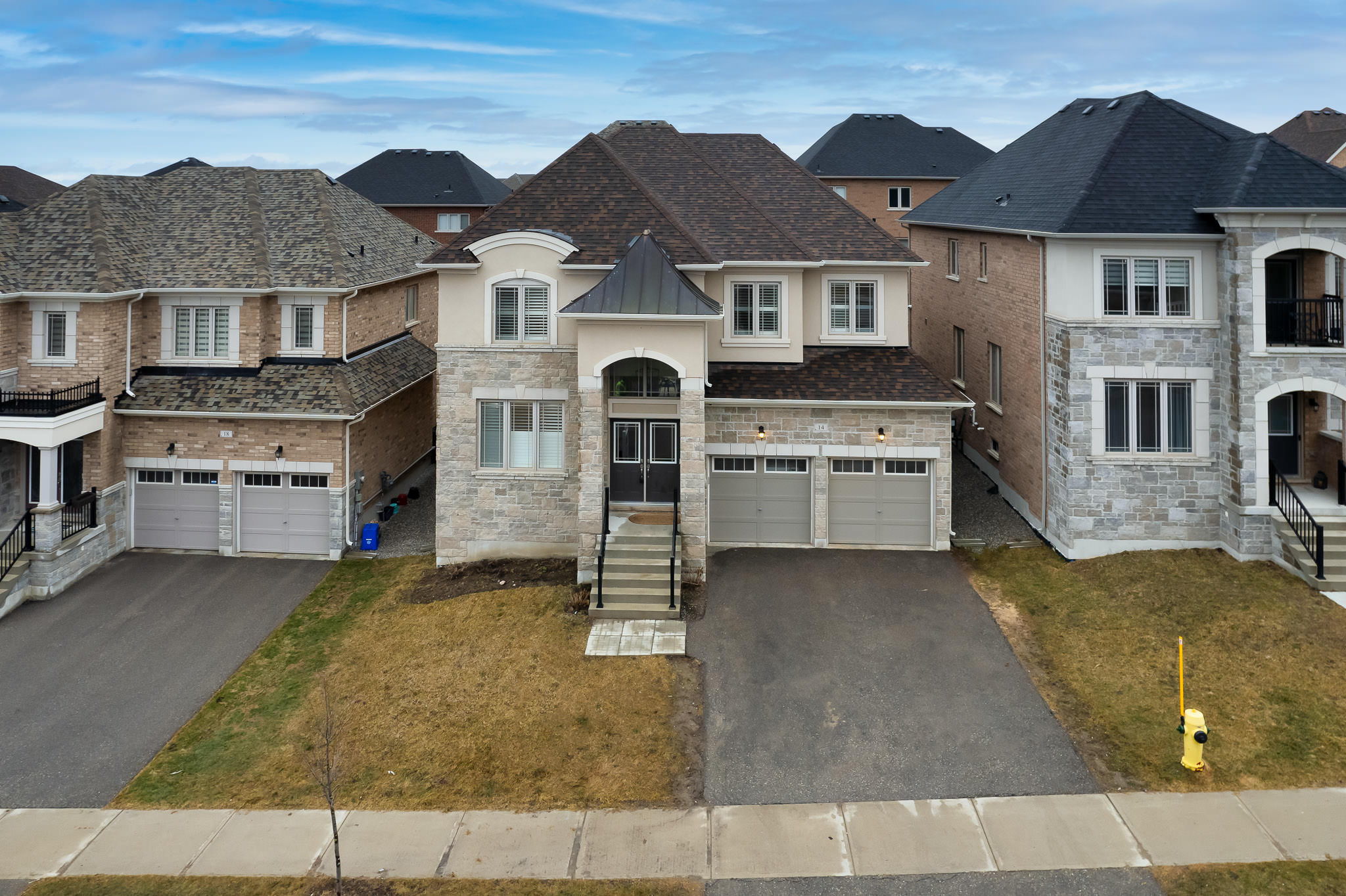 14 Ben Sinclair Ave, East Gwillimbury, ON L0G 1R0, Canada Photo 3