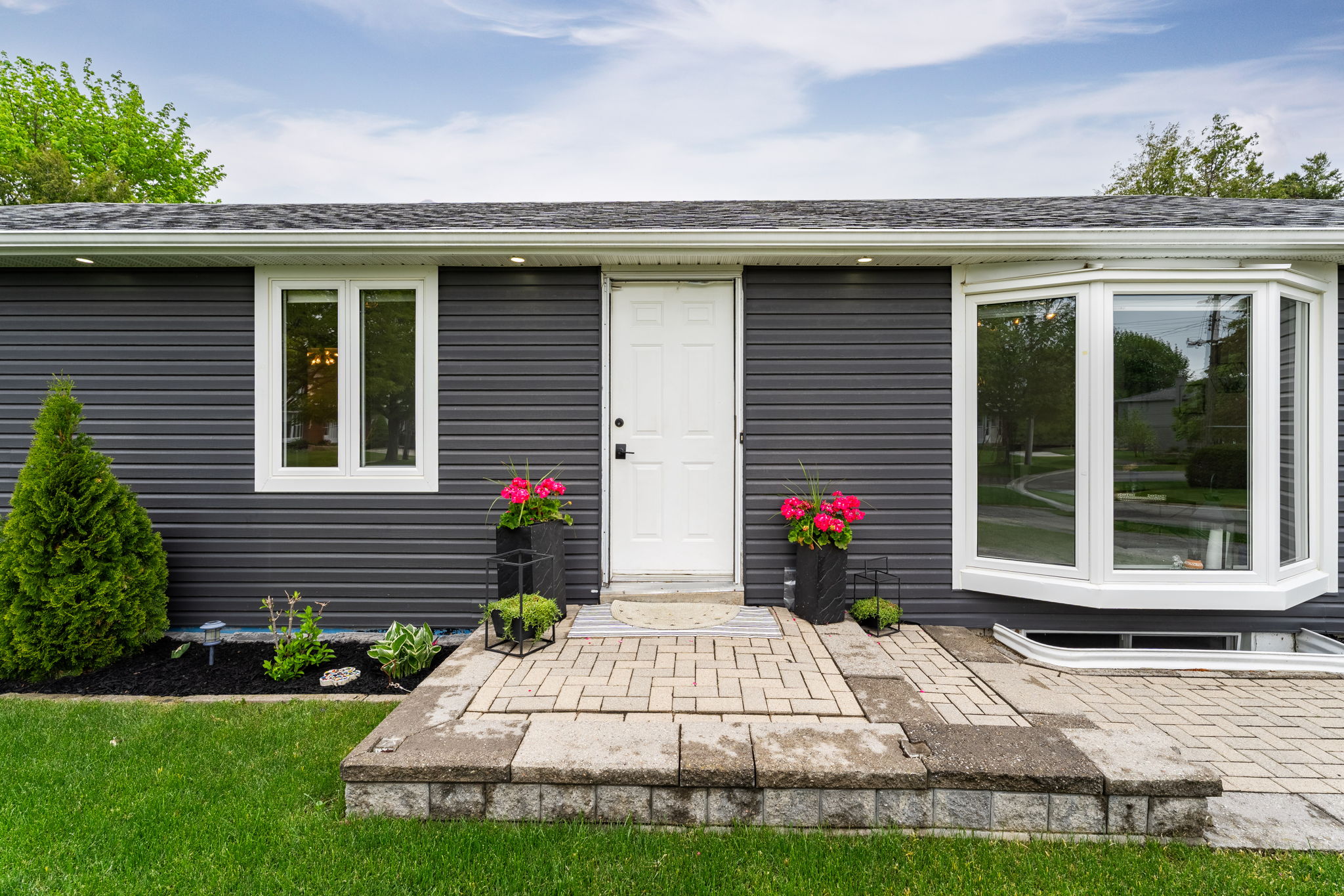 Front Porch/Entrance