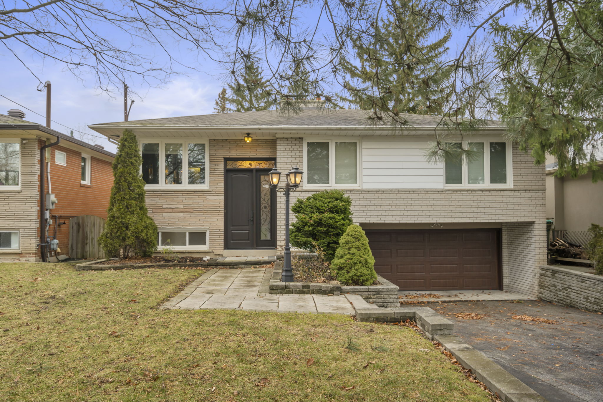 14 Revcoe Dr Toronto, ON M2M 2B8