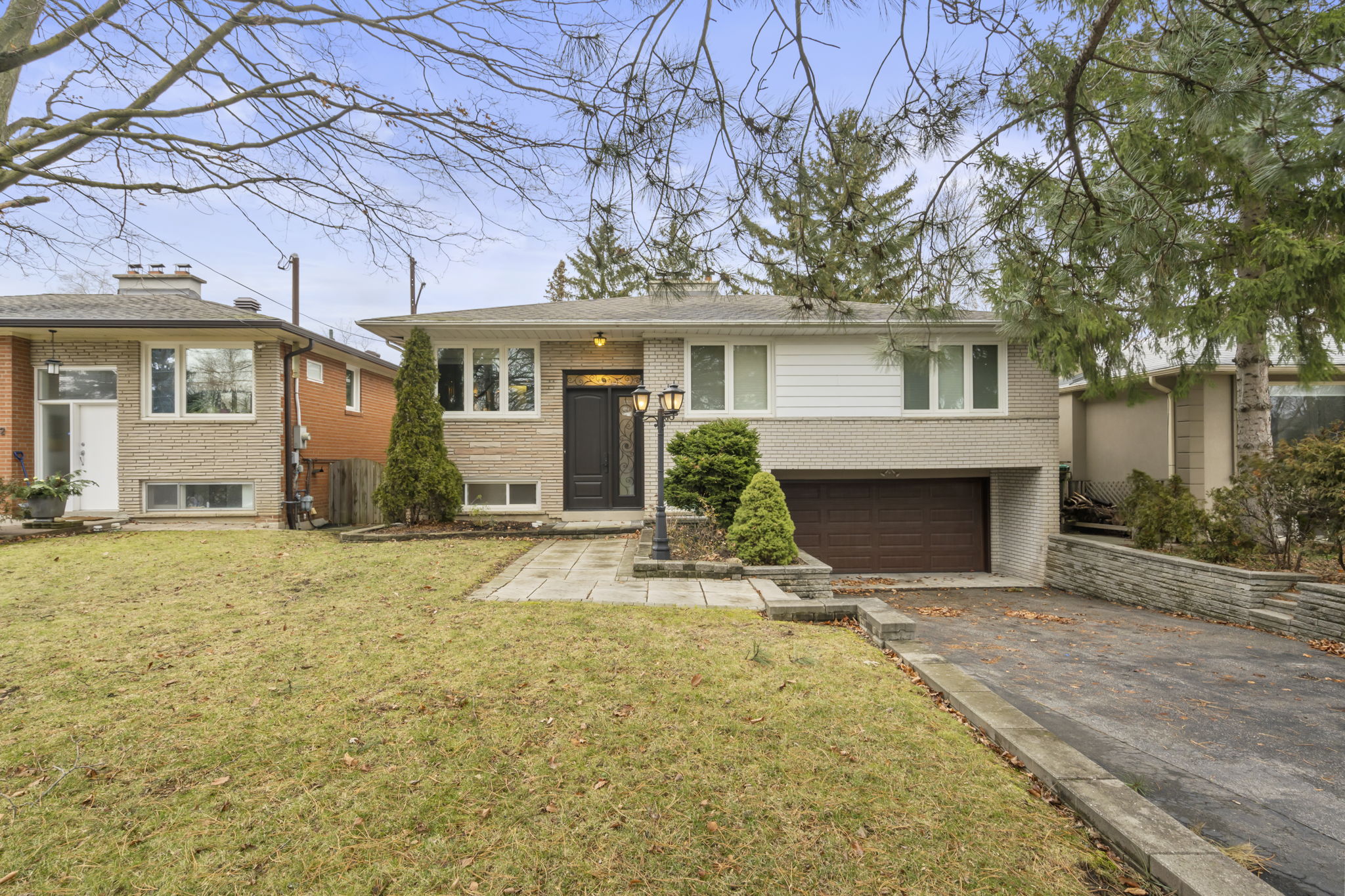 14 Revcoe Dr Toronto, ON M2M 2B8