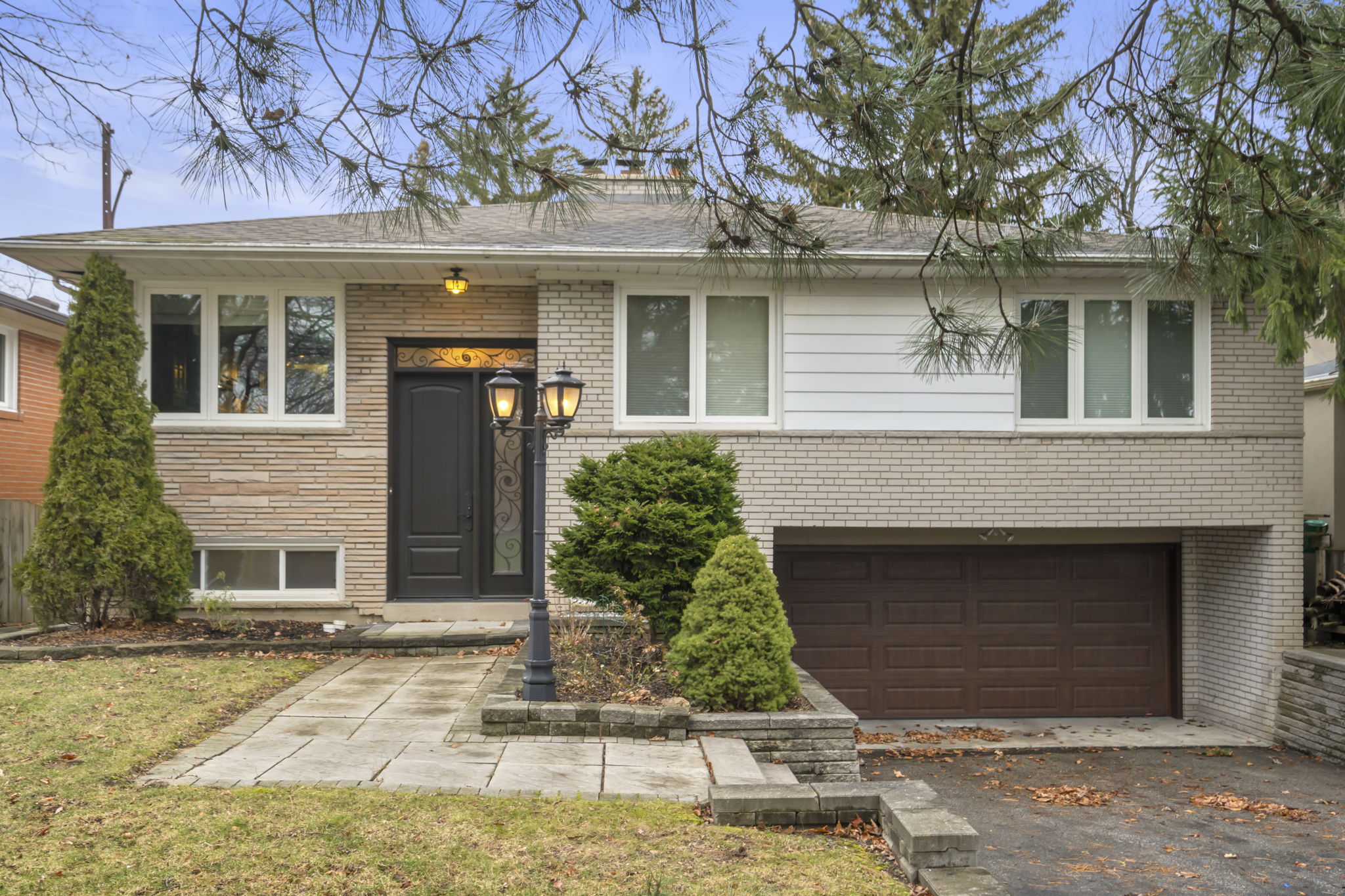 14 Revcoe Dr Toronto, ON M2M 2B8