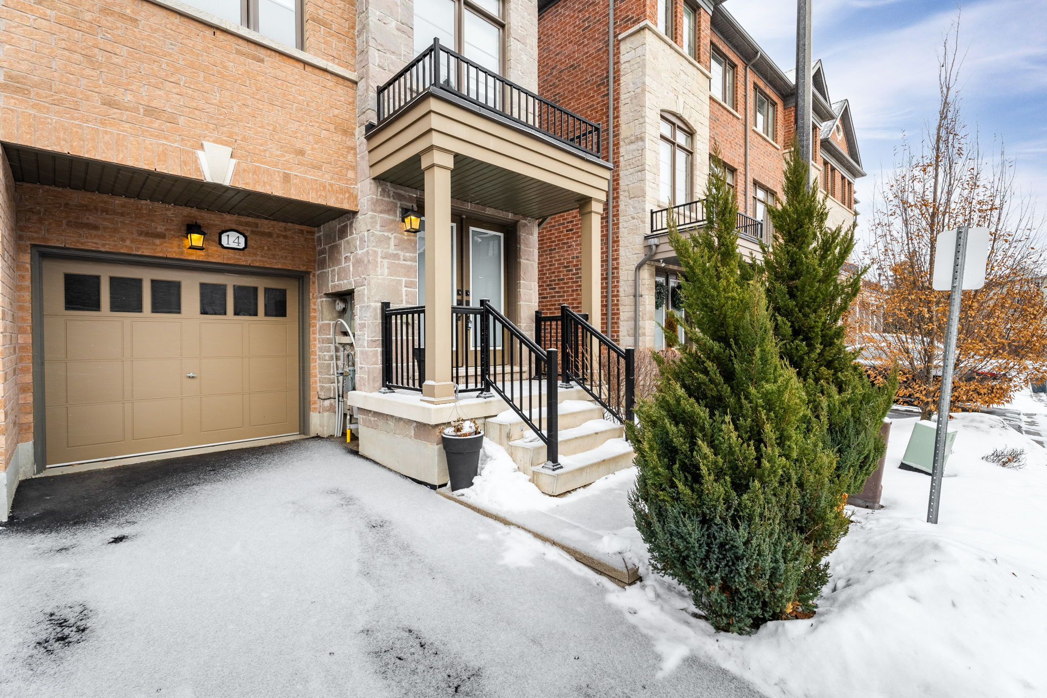 Front Porch/Entrance