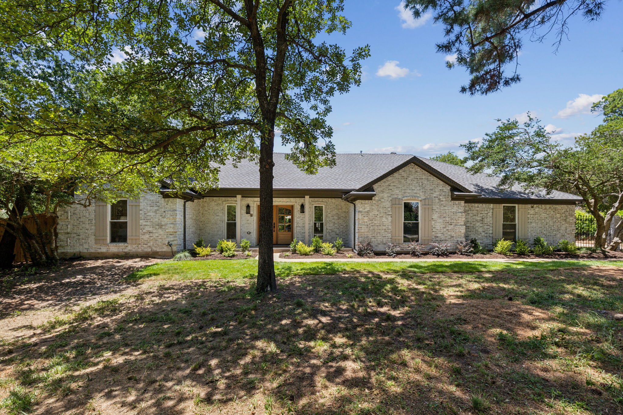140Cedarcrest_001