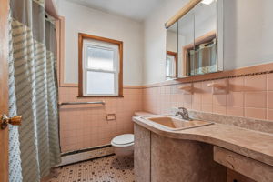 Full Bath in Hallway