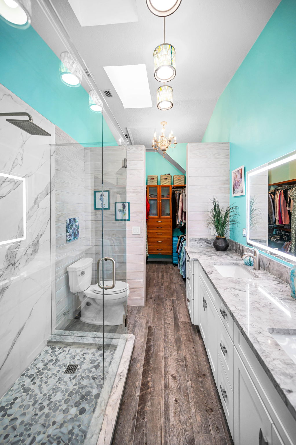 Upper Level Primary Bathroom1b