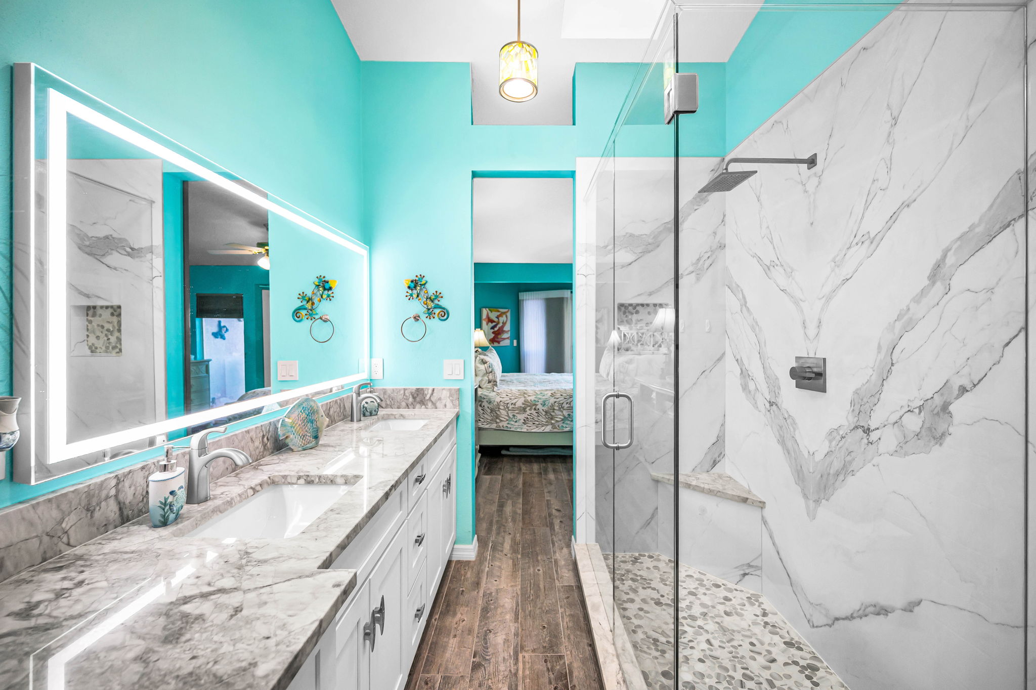 Upper Level Primary Bathroom1e