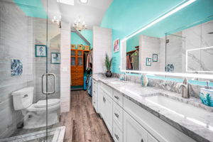 Upper Level Primary Bathroom1a