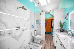 Upper Level Primary Bathroom1c