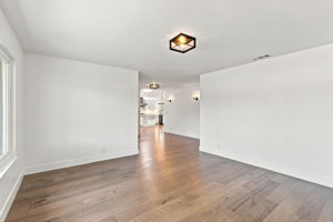 007_F8_140 Roosevelt Ave