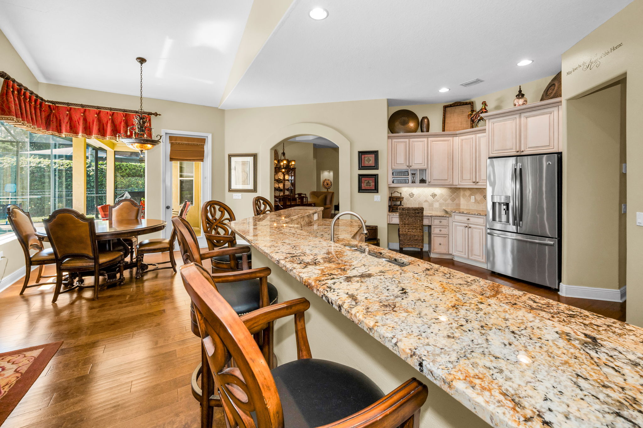 Kitchen Eat-in Area3