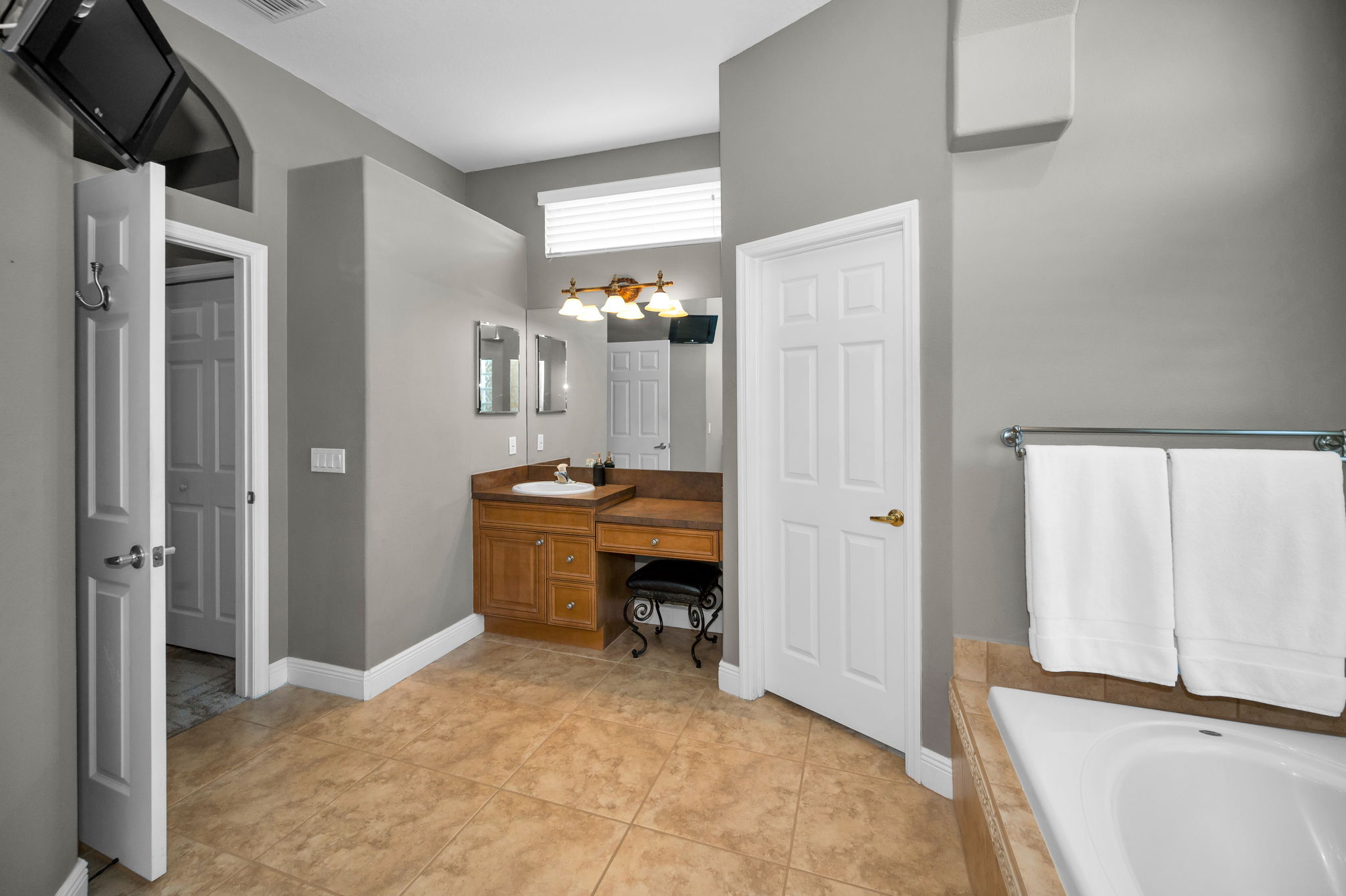 Primary Bathroom1e