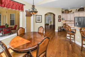 Kitchen Eat-in Area4